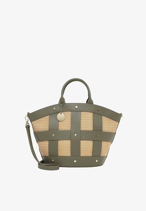 Sac fourre-tout avec corps en tissu tissé beige et anses, poignées et garniture en cuir vert olive, orné de clous métalliques et d'un pendentif logo rond en métal.