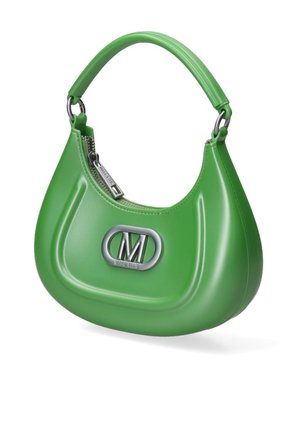 Sac à main vert en forme de croissant avec une poignée supérieure, une fermeture éclair argentée et un logo "M" argenté central.