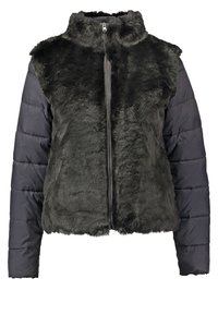 Kurtka z futra syntetycznego w ciemnozielonym kolorze z szarymi, ocieplanymi rękawami. Posiada wysoki kołnierz i centralny zamek. Miękka tekstura na całej powierzchni.
