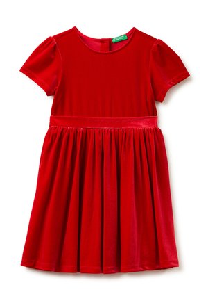 Rotes Samtkleid mit kurzen Ärmeln, Rundhalsausschnitt und gerafftem Rock. Glatte Textur mit einfarbigem Design und einem Rückenausschnitt mit Knopfverschluss.