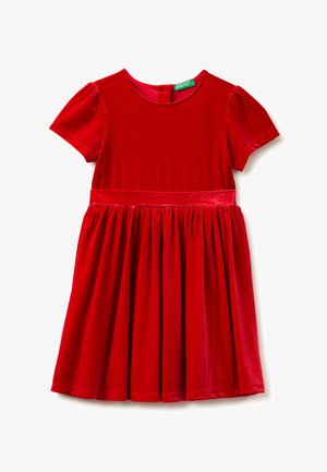 Rotes Samtkleid mit kurzen Ärmeln, Rundhalsausschnitt und gerafftem Rock. Glatte Textur mit einfarbigem Design und einem Rückenausschnitt mit Knopfverschluss.