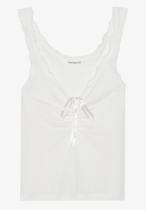 Top sans manches blanc avec des bords festonnés, un lien devant en ruban satiné, et un détail froncé au centre. Fabriqué en tissu doux.