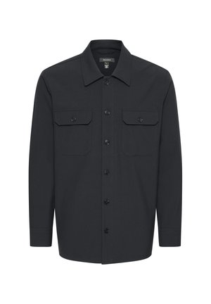 Fekete, hosszú ujjú póló, szőtt anyagból készült, terjedelmes gallérral, két mellzsebbel és gombos elülső résszel. Sima textúrájú.