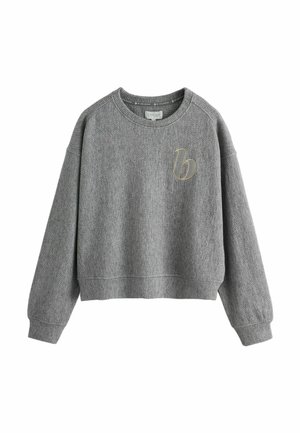 Grauer Strickpullover mit gerippter Struktur, Rundhalsausschnitt und überschnittenen Schultern. Auf der Vorderseite befindet sich ein kleines, gesticktes goldfarbenes "b".