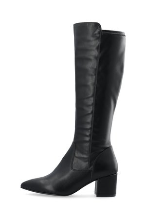 Bottes noires en cuir montantes avec un bout pointu et un talon carré. Dotées d'une finition lisse et de coutures apparentes sur les côtés.
