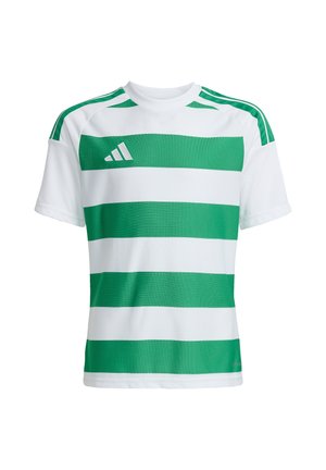 Weißes Sportshirt mit kurzen Ärmeln mit grünen horizontalen Streifen und grünen Streifen auf den Schultern, mit einem kleinen weißen dreieckigen Logo auf der Brust.