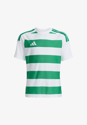 Weißes Sportshirt mit kurzen Ärmeln mit grünen horizontalen Streifen und grünen Streifen auf den Schultern, mit einem kleinen weißen dreieckigen Logo auf der Brust.