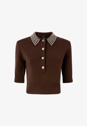 Smeđi rebrasti pleteni polo majica kratkih rukava s ovratnikom ukrašenim perlicama i zatvaračem na četiri gumba. Ima prilagođeni kroj i teksturirani materijal.