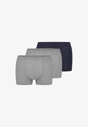 Tre par herre boxershorts arrangeret forfra og bagud, to lysegrå og en mørk marineblå, med en bomuldsstoftekstur.