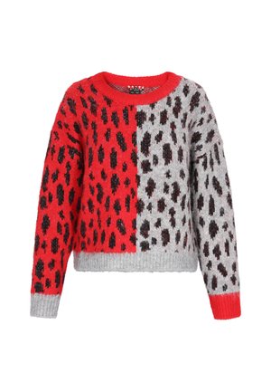 Rød og grå strikket sweater med et delt design, der har leopardpletter i sort. Rund halsudskæring og ribbede manchetter.