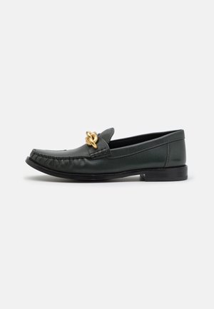 Mocassin en cuir noir avec surpiqûres et détail de chaîne dorée sur le dessus, doté d'un petit talon et d'un bout arrondi.