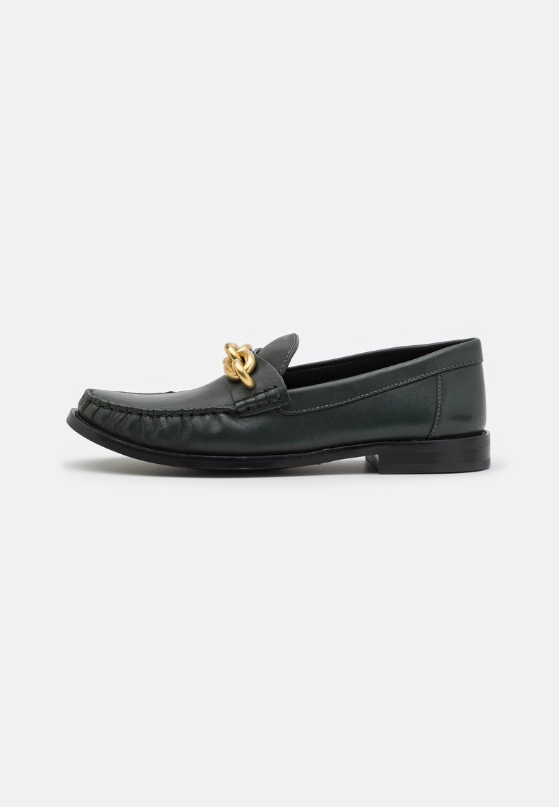 Mocassin en cuir noir avec surpiqûres et détail de chaîne dorée sur le dessus, doté d'un petit talon et d'un bout arrondi.