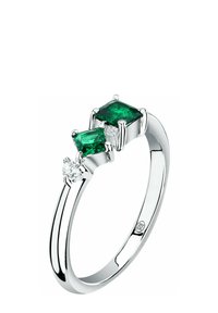 Silver ring med två fyrkantiga gröna smaragdstenar och en liten rund vit diamant infattad i klor.