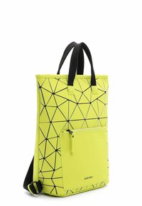 Neon keltainen kassi, jossa on geometrinen musta kuvio, joka sisältää kaksinkertaiset mustat kahvat, etupuolella vetoketjutasku ja sileä, kiiltävä pinta.