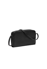 Borsa a tracolla in pelle nera con forma rettangolare, chiusura con zip e una lunga tracolla regolabile. Texture liscia con dettagli minimi.