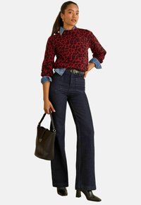 Unausgewählt, burgundy red animal