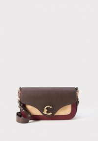 Brun läder crossbody-väska med en texturerad yta, med en gyllene logotyp, krämfärgade och bordeauxfärgade accenter, samt en avtagbar rem.