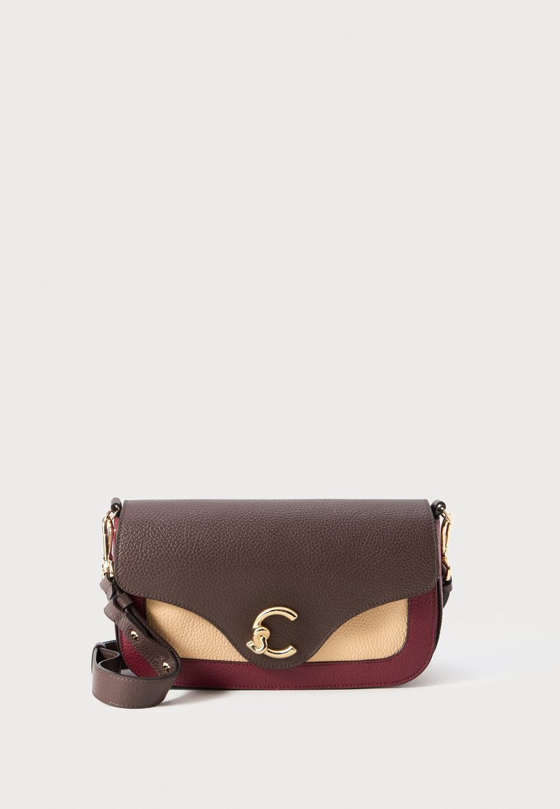 Brun läder crossbody-väska med en texturerad yta, med en gyllene logotyp, krämfärgade och bordeauxfärgade accenter, samt en avtagbar rem.
