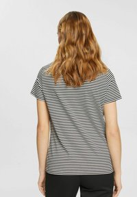 Schwarz-weiß gestreiftes T-Shirt mit kurzen Ärmeln, rundem Halsausschnitt, lässiger Passform und weichem Baumwollmaterial.