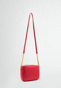 Rote Leder-Crossbody-Tasche in rechteckiger Form mit goldenen Kettenakzenten und glatter Textur. Sie verfügt über einen abnehmbaren Trageriemen für Vielseitigkeit.