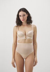 Completo lingerie beige composto da un bralette imbottito e liscio con spalline sottili e slip high-waisted senza cuciture in un morbido tessuto elasticizzato.