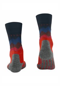 Een paar sokken van het merk Falke, tot halverwege de kuit, met grijze hielen en zolen, zwarte boorden en een geometrisch patroon in blauw, bruin, rood en oranje kleuren.