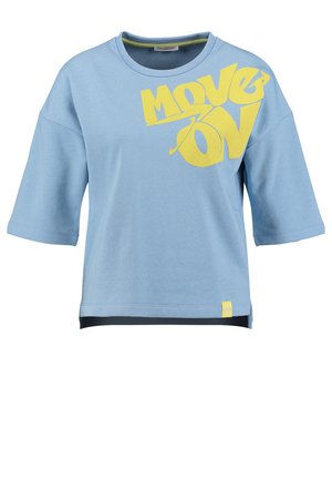 Jasnoniebieska koszula z krótkim rękawem z żółtym napisem "MOVE ON" ukośnie na górnej lewej stronie klatki piersiowej, okrągły dekolt i luźny krój.