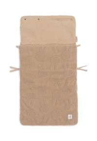 Beige fleecedeken met een gestructureerd konijnenpatroon. Voorzien van drukknoopsluitingen aan de bovenkant en strikjes aan de zijkanten voor een veilige bevestiging.
