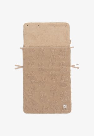 Beige fleecedeken met een gestructureerd konijnenpatroon. Voorzien van drukknoopsluitingen aan de bovenkant en strikjes aan de zijkanten voor een veilige bevestiging.