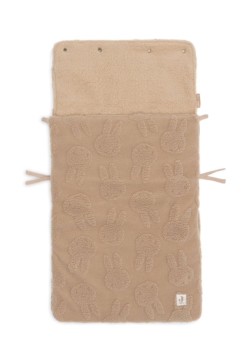 Beige fleecedeken met een gestructureerd konijnenpatroon. Voorzien van drukknoopsluitingen aan de bovenkant en strikjes aan de zijkanten voor een veilige bevestiging.