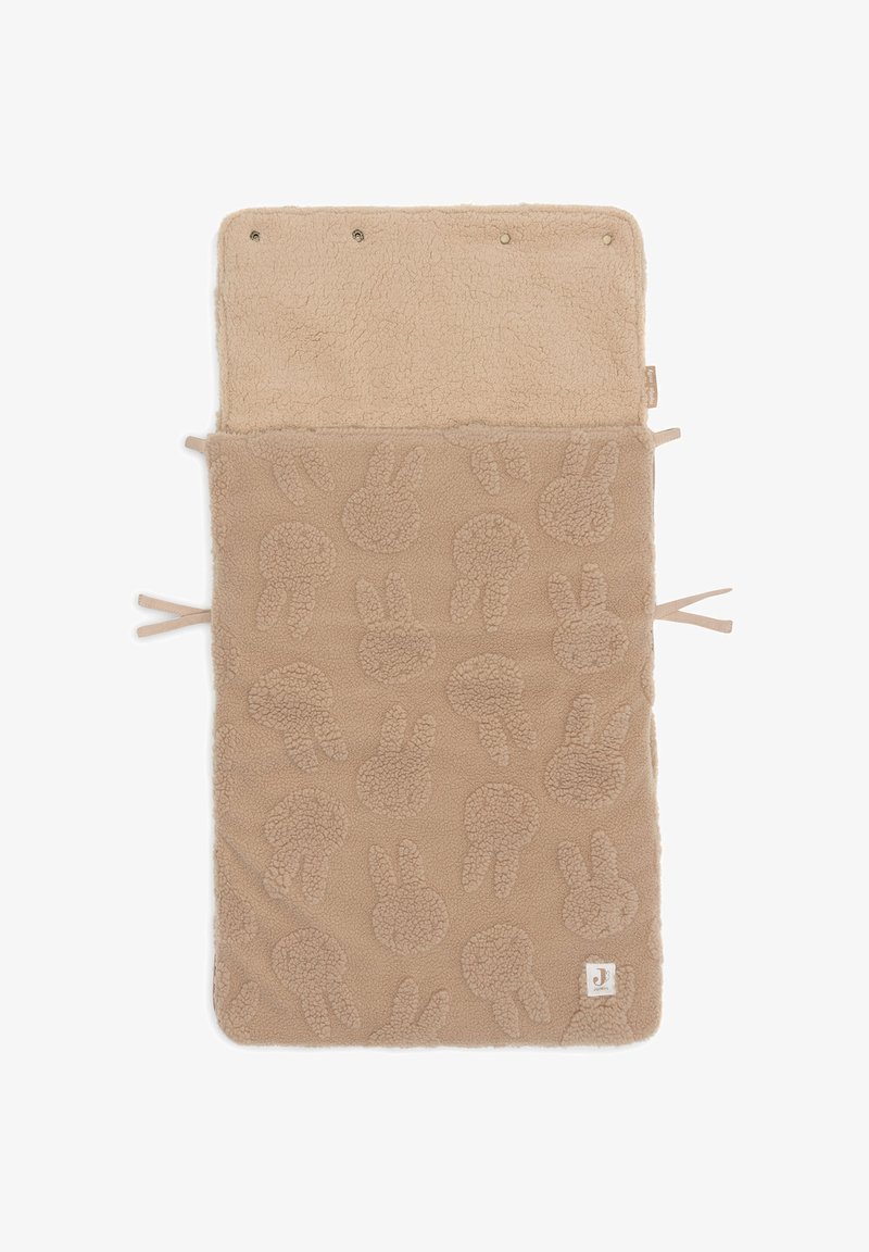 Beige fleecedeken met een gestructureerd konijnenpatroon. Voorzien van drukknoopsluitingen aan de bovenkant en strikjes aan de zijkanten voor een veilige bevestiging.