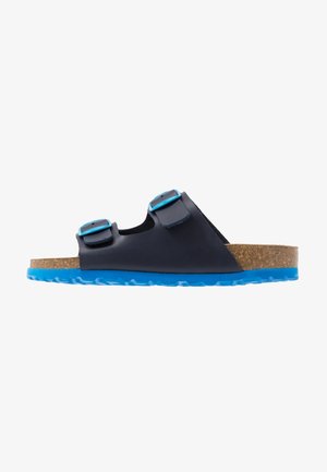Sandalha preta com fivelas azuis ajustáveis duplas, fundo de cortiça e sola de borracha azul. Design minimalista com lados abertos para respirabilidade.