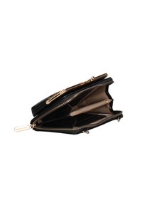Portafoglio in pelle nera con accessori dorati, multiple tasche, chiusura con zip e una superficie liscia; presenta un'etichetta con il nome del brand.