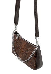 Borsa in finta pelle marrone con texture a stampa serpente, dotata di una tracolla in catena argentata e chiusura con zip. Design curvo con un leggero lucido.