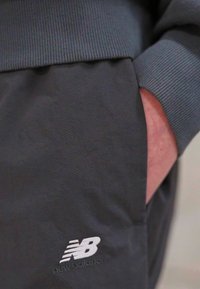 New Balance ATHLETICS REMASTERED PANT - Pantaloni de trening - black
