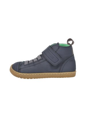 Zapato alto de cuero gris con correa de Velcro, suela de goma y un interior verde en contraste. Presenta cordones grises y una etiqueta de bucle en la parte trasera.