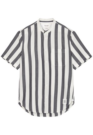 Camisa de manga corta con botones, de rayas verticales en blanco y negro, con un bolsillo en el pecho y una pequeña etiqueta de la marca cerca del dobladillo.