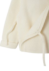 Cremefarbener gerippter Strickpullover mit langen Ärmeln und verstellbaren Seitenschnüren vor einem schlichten Hintergrund.