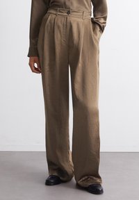 Marc O'Polo PLEATED STYLE WELT POCKETS - Stoffhose - melted nougat