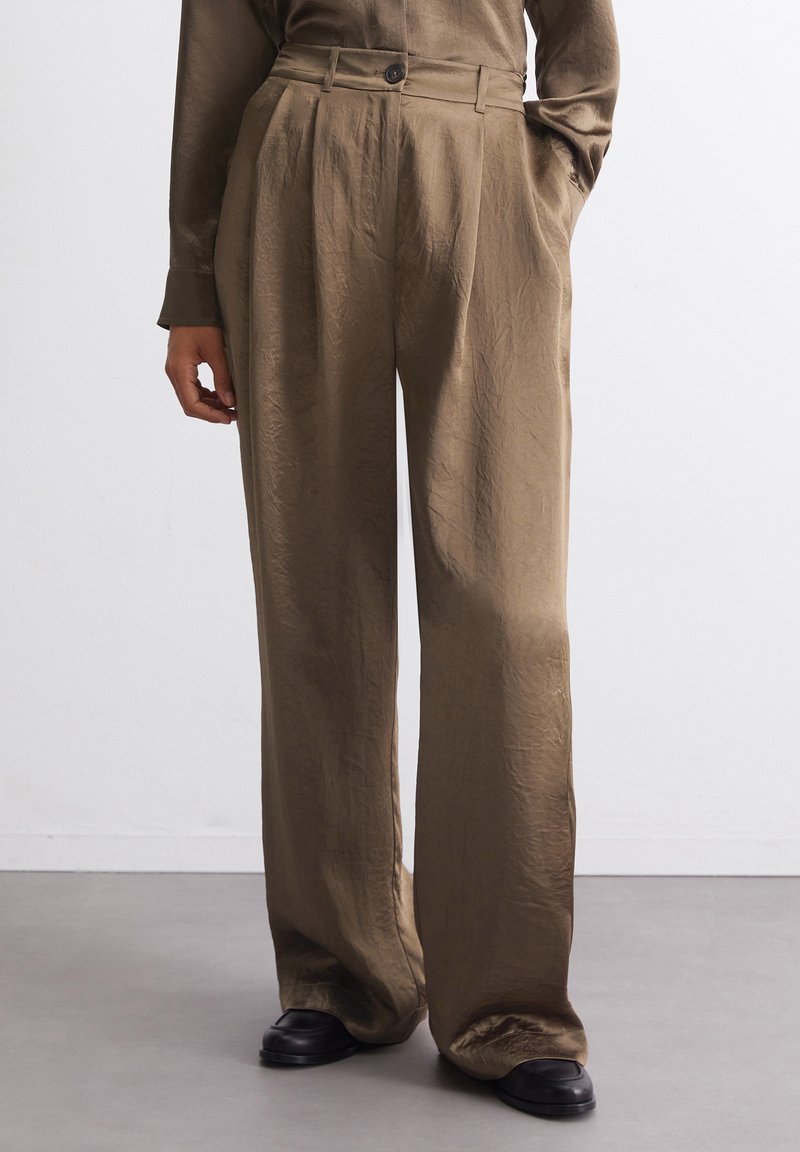 Marc O'Polo PLEATED STYLE WELT POCKETS - Stoffhose - melted nougat