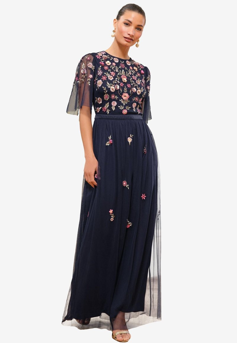 Navy-blaues Maxikleid mit floraler Stickerei am Oberteil und Rock; durchsichtige, flatternde Ärmel; fließender Stoff; Satin-Gürtel in der Taille; elegantes Design.