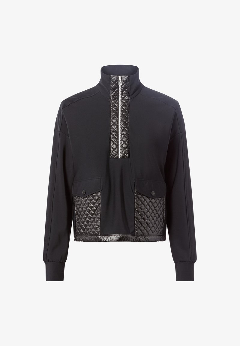 Schwarzer Pullover mit langen Ärmeln und gesteppter Stoffakzenten an den vorderen Taschen, dem Reißverschlussbereich und dem Saum, mit hohem Kragen und mit Knöpfen verschließbaren Klappen.