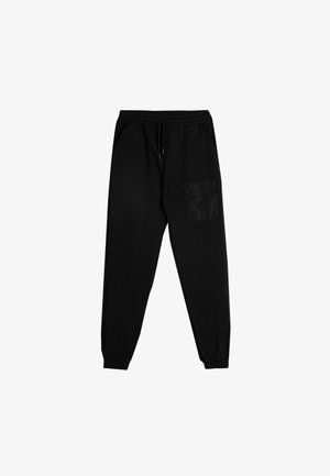 Pantalones de chándal negros hechos de una tela suave, con una cintura elástica con cordón, bolsillos laterales y un bolsillo de parche funcional.