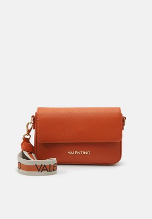 Orange rechteckige Valentino Umhängetasche mit Überschlagklappe und beigem verstellbaren Riemen mit schwarzer und oranger Valentino-Beschriftung.