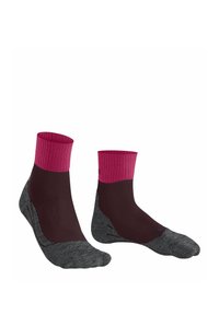 Calzini corti alla caviglia di un profondo color maroon con polsini a costine rosa brillante, caratterizzati da una suola grigia testurizzata per aderenza e comfort.