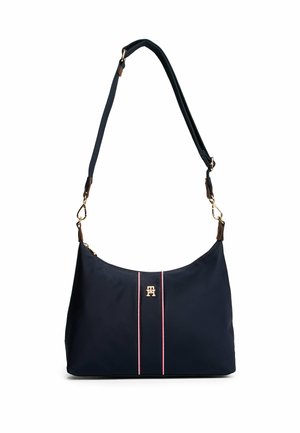 Borsa a spalla in nylon blu con hardware dorato, caratterizzata da un accento con logo e due strisce verticali rosse e bianche. Inclusa una tracolla regolabile.