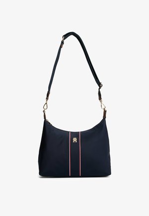 Borsa a spalla in nylon blu con hardware dorato, caratterizzata da un accento con logo e due strisce verticali rosse e bianche. Inclusa una tracolla regolabile.