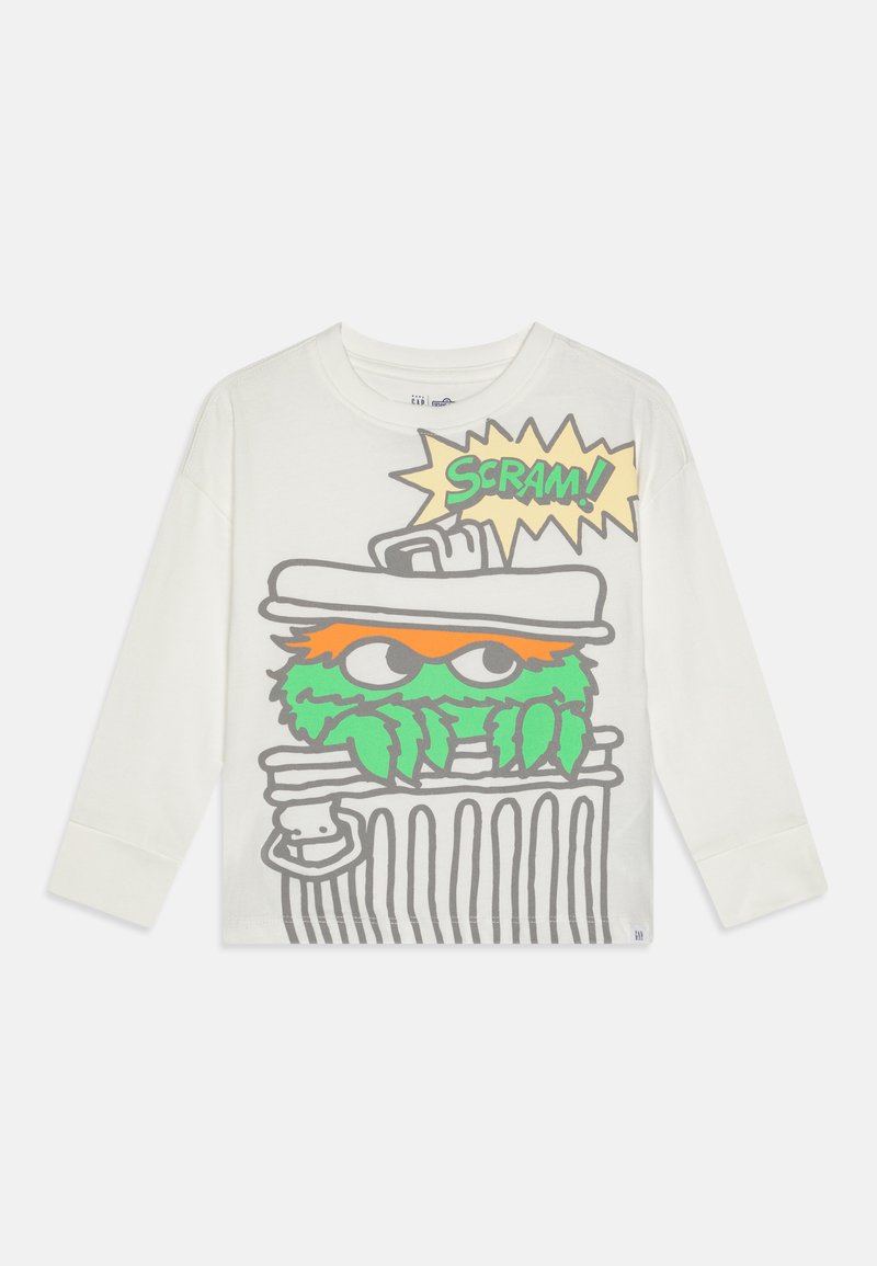 Witte lange mouwen t-shirt met een afbeelding van een groene monster in een prullenbak, met de tekst "SCRAM!" in gele en groene accenten.