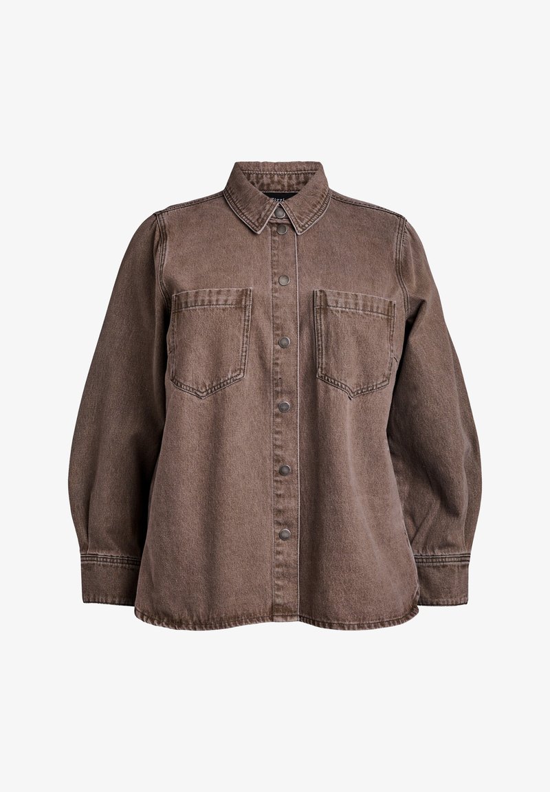 Camicia di jeans marrone con colletto, due tasche sul petto e chiusura con bottoni. Presenta un taglio morbido e dettagli di cucitura a vista.