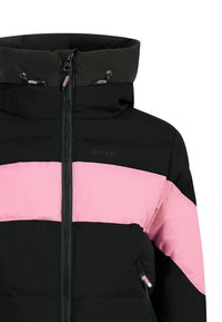 Zwarte pufferjack met een roze horizontale streep. Heeft een hoge kraag, een ritssluiting aan de voorkant en zijzakken. De stof heeft een gladde textuur.
